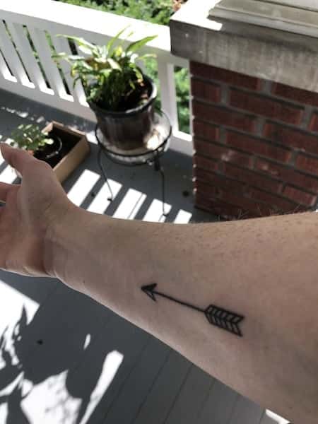 Simple and minimalist arrow tattoo on the forearm - Tattoogrid.net